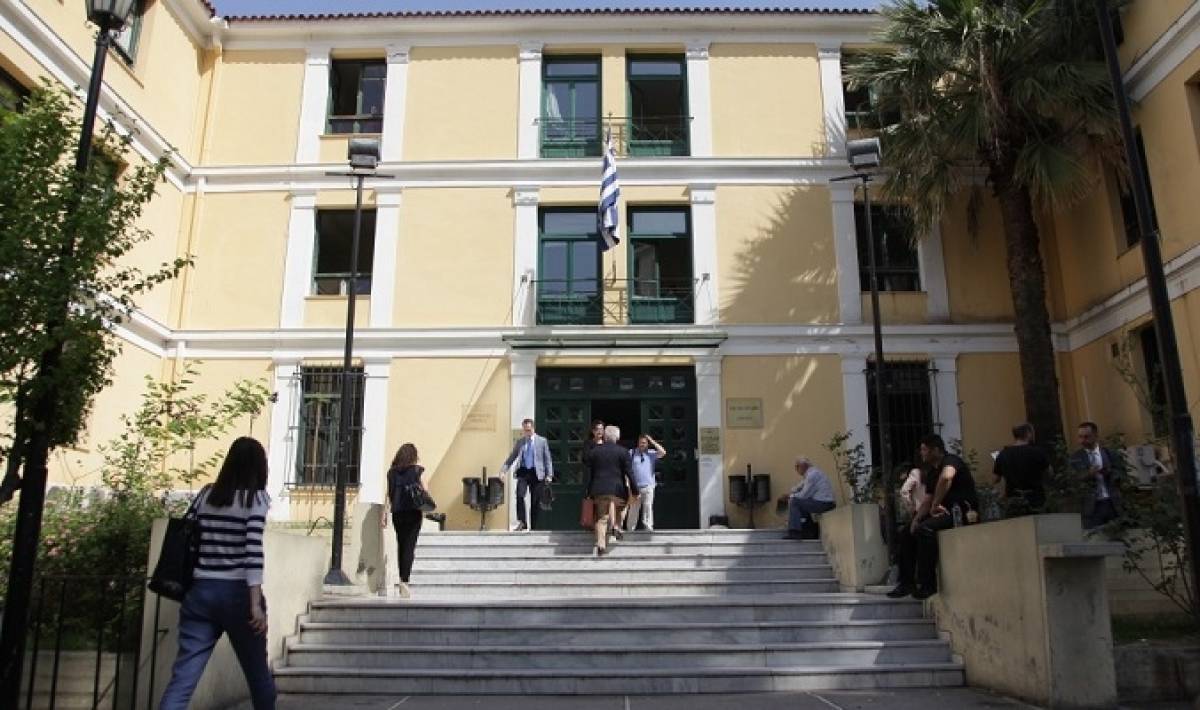 Ύποπτο δέμα προκάλεσε αναστάτωση στα δικαστήρια της Ευελπίδων