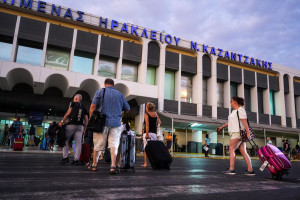 «Απογειώνεται» το αεροδρόμιο Ηρακλείου – Πάνω από 10 εκατ. επιβάτες και το 2026