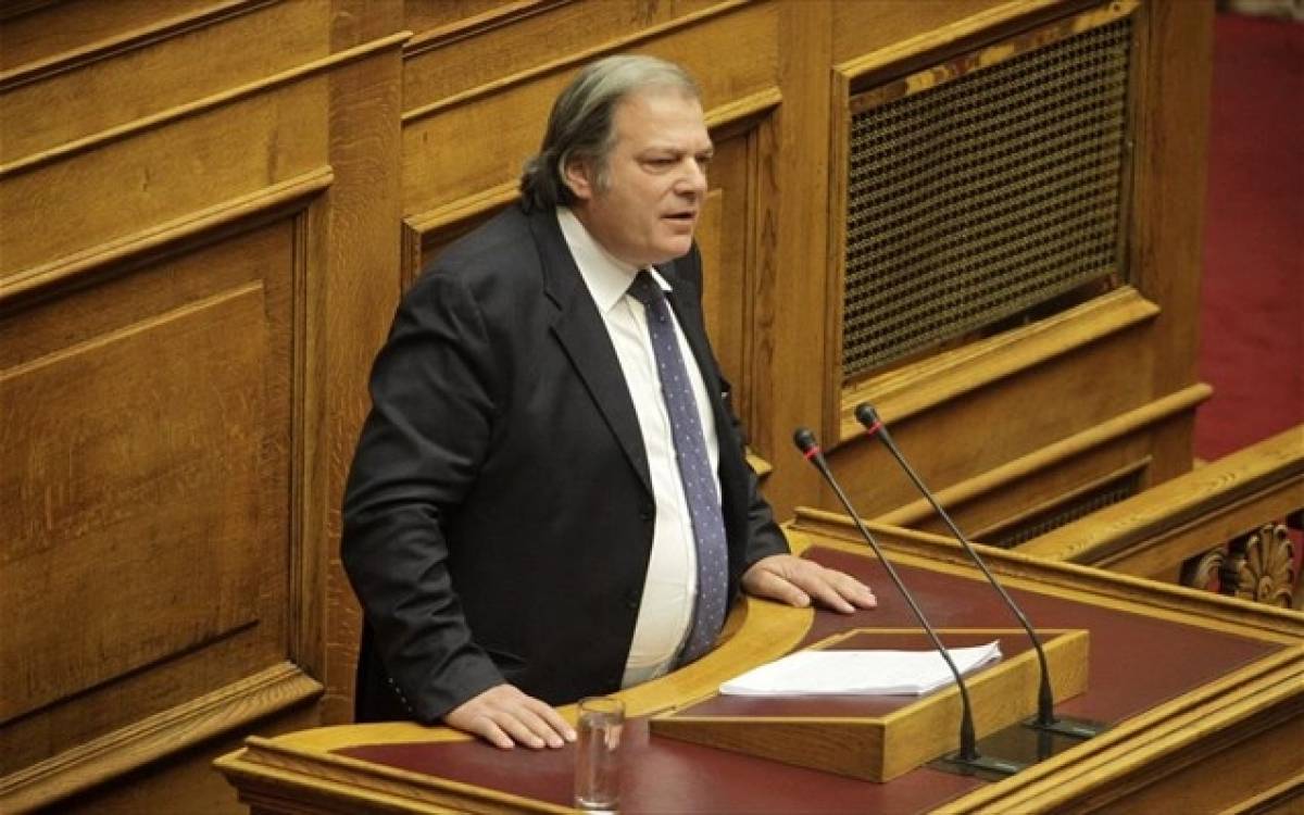 Απόπειρα εισβολής κουκουλοφόρων στο γραφείο του Κώστα Κατσίκη