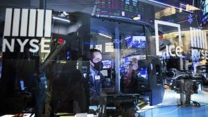 Σε περιδίνηση η Wall Street λόγω κρυπτονομισμάτων και Fed