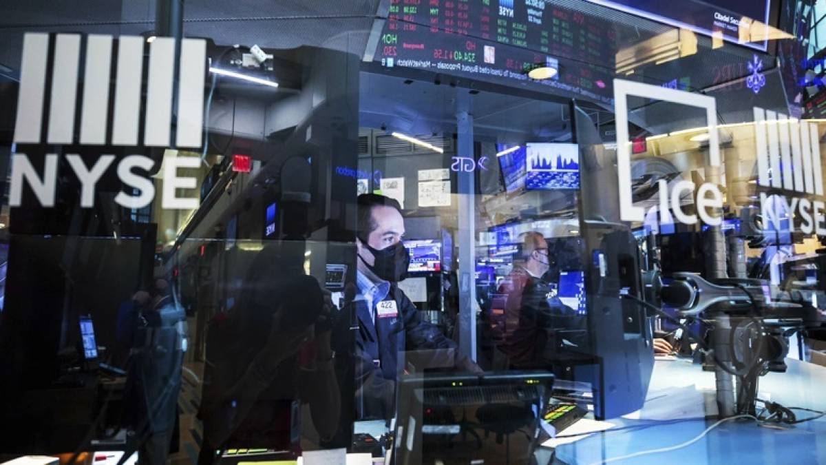 Σε περιδίνηση η Wall Street λόγω κρυπτονομισμάτων και Fed