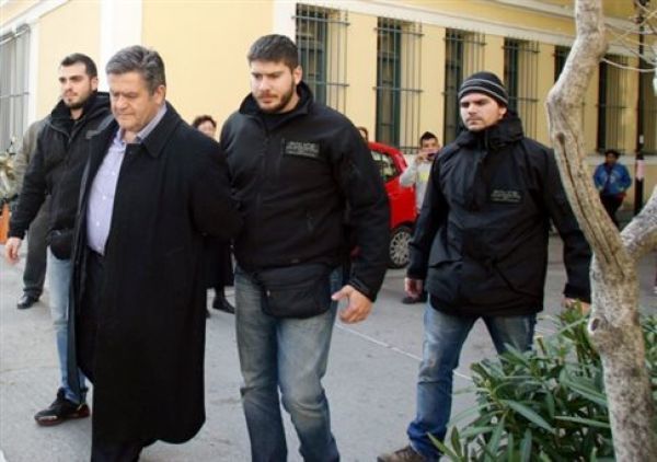 Η επ' αυτοφώρω σύλληψη, ο εκβιασμός, και η "δωρεά" των 25 χιλιάδων- Την Παρασκευή η απολογία του Χ. Τομπούλογλου