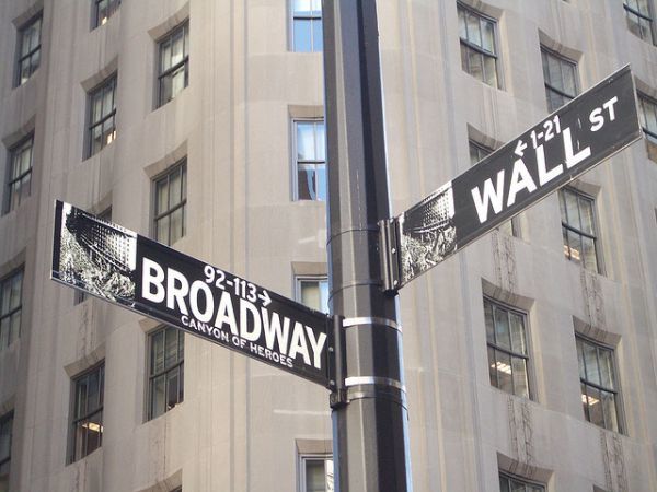 Μικρή πτώση στη Wall Street με το «βλέμμα» στο «αργό»