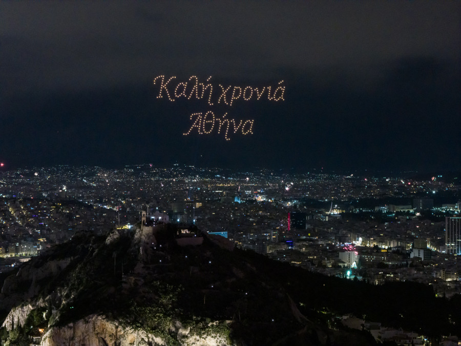 Με drone show και αθόρυβα πυροτεχνήματα, υποδέχθηκε η Αθήνα το 2026