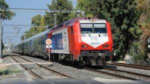Τρένο συγκρούστηκε με φορτηγό έξω από τη Θεσσαλονίκη