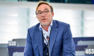 Ο Πέτρος Κόκκαλης αποχώρησε από την ευρωομάδα του ΣΥΡΙΖΑ