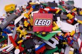 1.400 εργαζόμενοι... πληρώνουν τις ζημιές της Lego