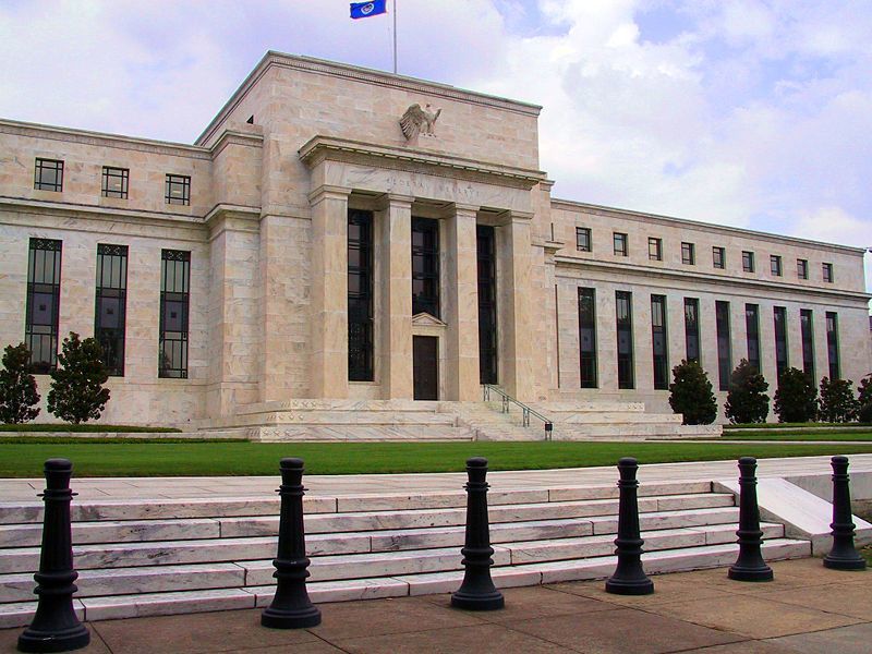 Τριπλό χτύπημα από τη Fed