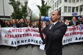 Ασφαλιστικό: Σε εξέλιξη η πορεία των επιστημόνων-Προπηλακίστηκε ο Παναγόπουλος