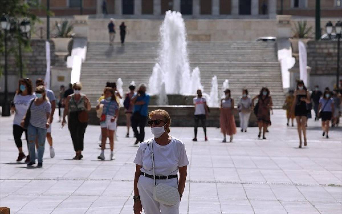 «Παράθυρο» για επιστροφή της χρήσης μάσκας σε ανοιχτούς χώρους
