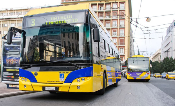 Τουλάχιστον 1.455 δρομολόγια λεωφορείων και τρόλεϊ χάνονται καθημερινά λόγω έλλειψης οδηγών