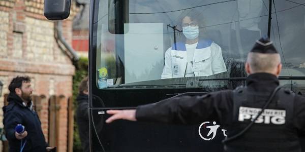 Γαλλία: Στους δρόμους 100.000 αστυνομικοί για την επιτήρηση της καραντίνας