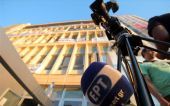 «Υποχώρηση Σαμαρά για την ΕΡΤ» βλέπουν οι FT