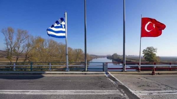 «Τροχονόμοι» αποδεικνύονται οι Τούρκοι στρατοχωροφύλακες- Σαν να μην βλέπουν μετανάστες