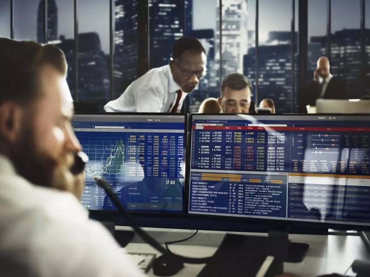 Σε ανοδικό τέμπο οι ευρωαγορές - Στο επίκεντρο τα εμβόλια