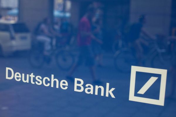 Σε κλοιό πιέσεων η μετοχή της Deutsche Bank