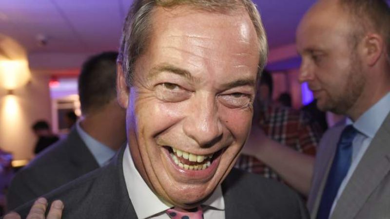 Brexit-Φάρατζ: Ας πετάξουμε τη σημαία των Βρυξελλών