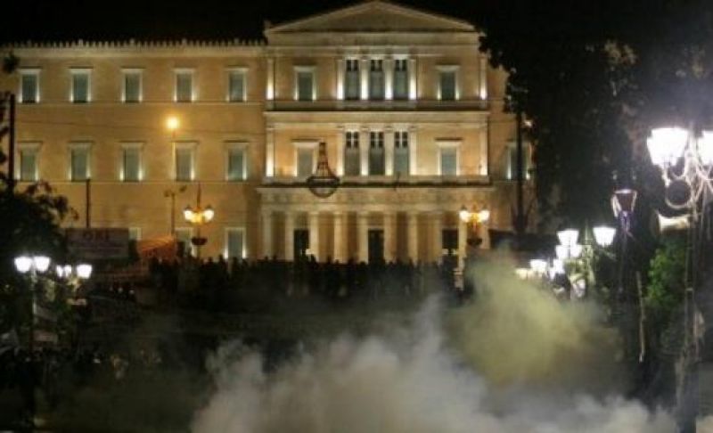 Επεισόδια και μολότοφ στο Σύνταγμα