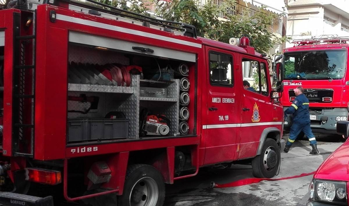 Πυρκαγιά σε εγκαταλειμμένο κτίριο στην Ερμού-Τέθηκε υπό μερικό έλεγχο