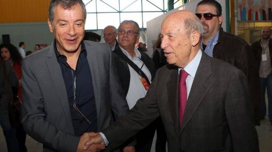 Ψάχνει εξιλέωση ο Θεοδωράκης για τον Σημίτη; Μάλλον είναι αργά..