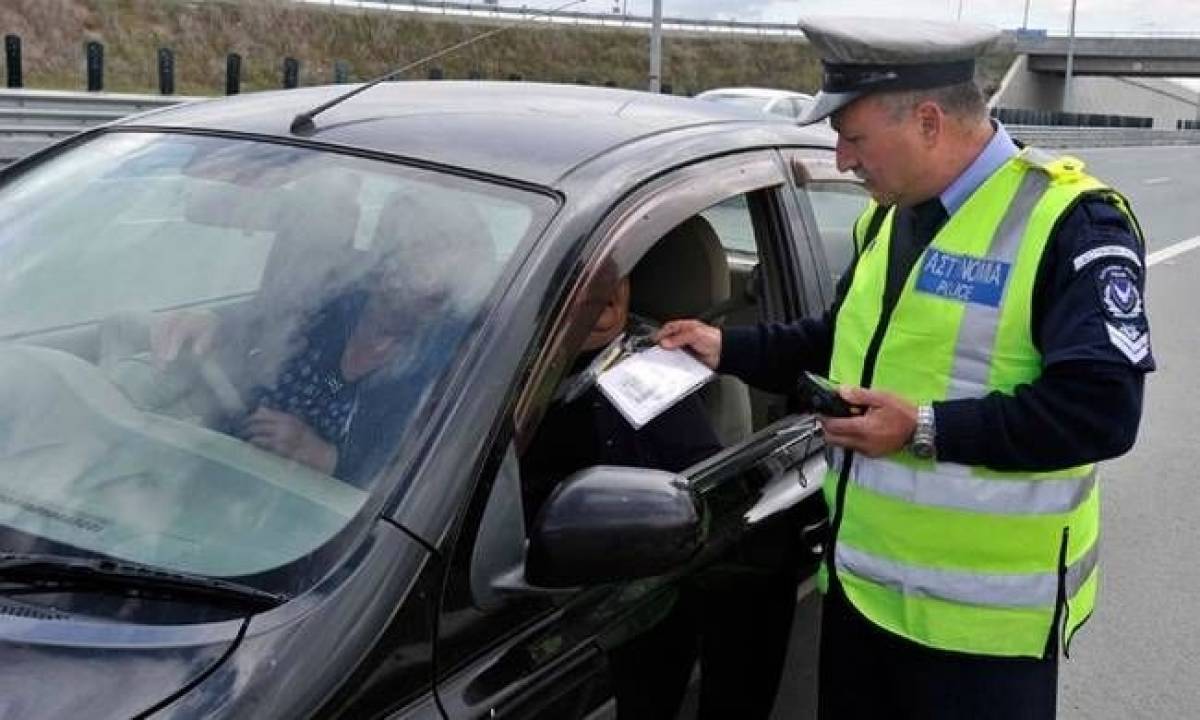 Τροχαία: Σαφάρι για ανασφάλιστα αυτοκίνητα και μη χρήση κράνους