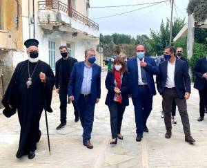 Στις σεισμόπληκτες περιοχές της Κρήτης η Κατερίνα Σακελλαροπούλου