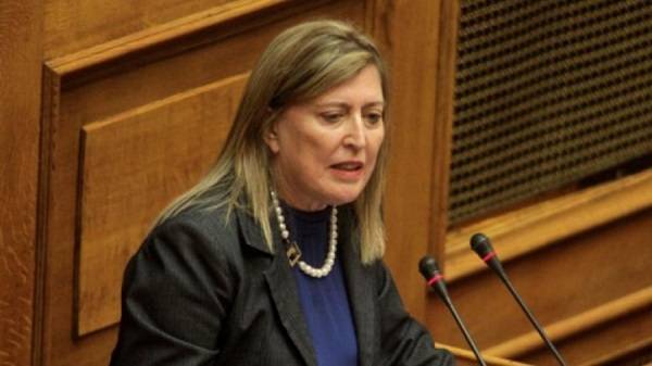 Καρακώστα: Με το πολυνομοσχέδιο δεν κόβουμε κάτι
