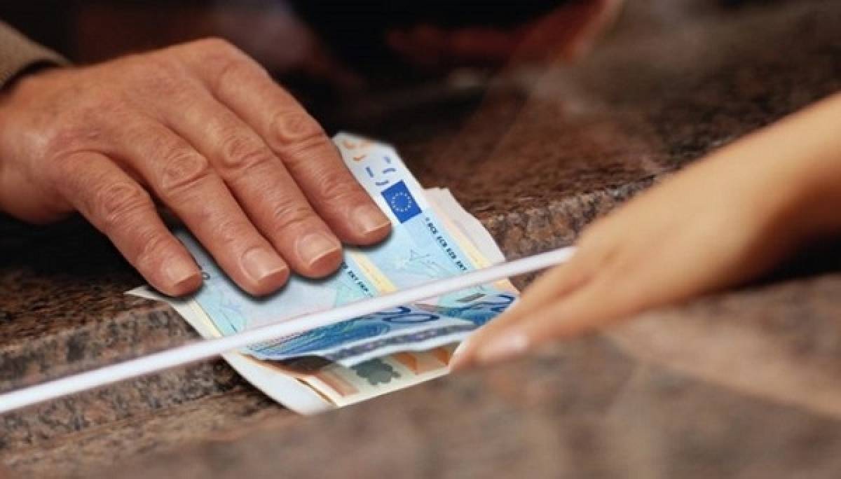 Κύρωση σε τράπεζα για παρακράτηση ποσών από ακατάσχετο λογαριασμό