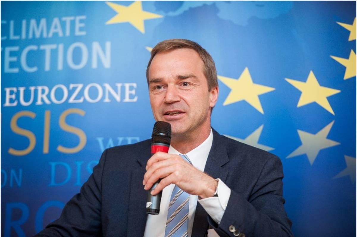 Στράουχ (ESM): Δεν χρειάζεται βιασύνη της Ελλάδας με τις αγορές