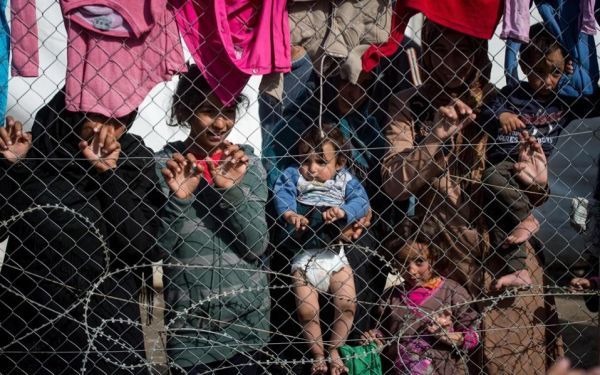 Guardian: «Λεία» της μαφίας οι πρόσφυγες στα ελληνικά κέντρα φιλοξενίας