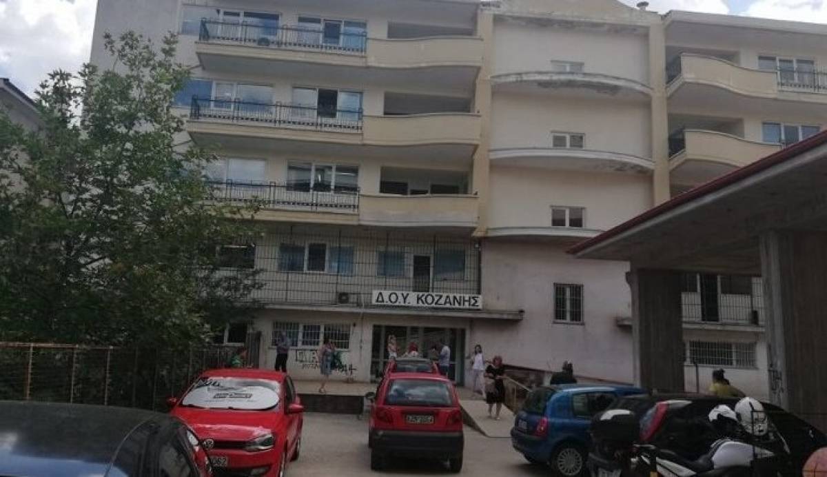 Επίθεση με τσεκούρι στη ΔΟΥ Κοζάνης-Τέσσερις τραυματίες