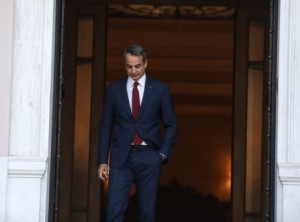 Όλοι κρέμονται από τα χείλη του Μητσοτάκη και περιμένουν την 10η Μαρτίου