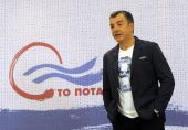 Θεοδωράκης: Φιλοδωρήματα πριν φορολογήσουν τα κάλαντα οι παροχές Τσίπρα
