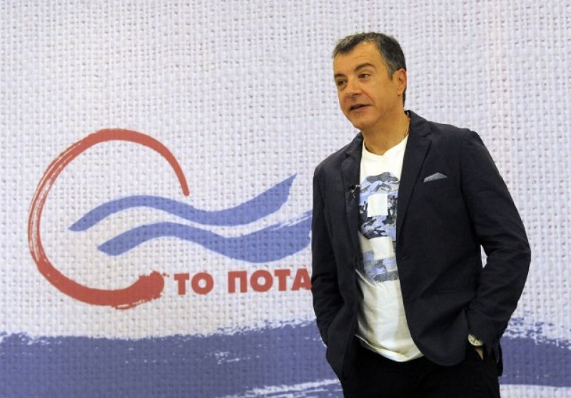 Θεοδωράκης: Φιλοδωρήματα πριν φορολογήσουν τα κάλαντα οι παροχές Τσίπρα