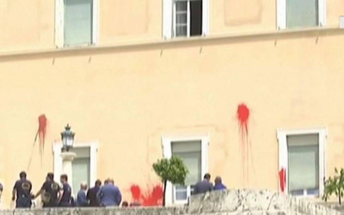 Ένορκη διοικητική εξέταση για την επίθεση Ρουβίκωνα στη Βουλή-Μία σύλληψη