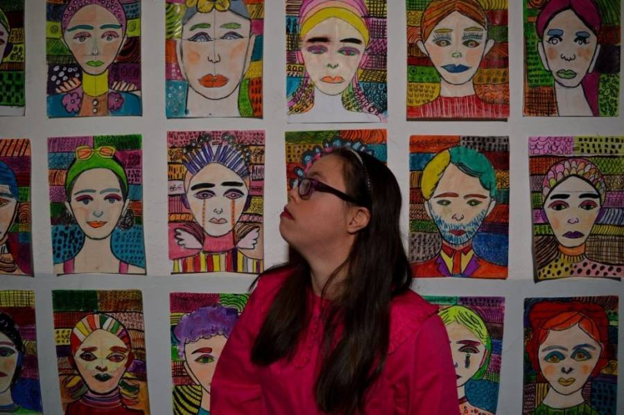 Θεσσαλονίκη: Μία 27χρονη με σύνδρομο Down μετέτρεψε την πολυκατοικία της σε έκθεση ζωγραφικής