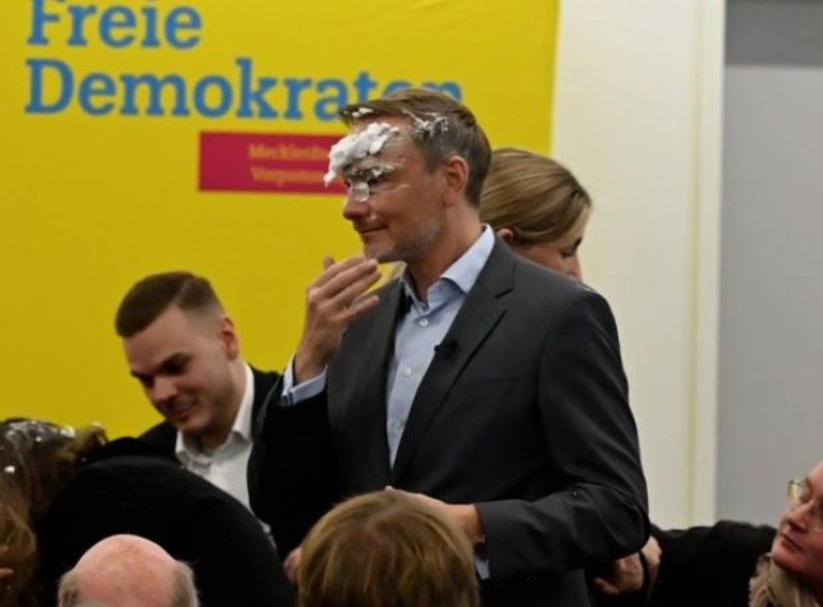 Γερμανία: Επίθεση στον πρώην ΥΠΟΙΚ με...αφρό ξυρίσματος σε προεκλογική εκδήλωση