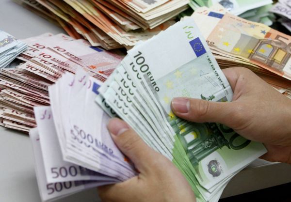Η υπέρβαση στόχων εσόδων λόγω καρτών «ξυπνά» την κυβέρνηση