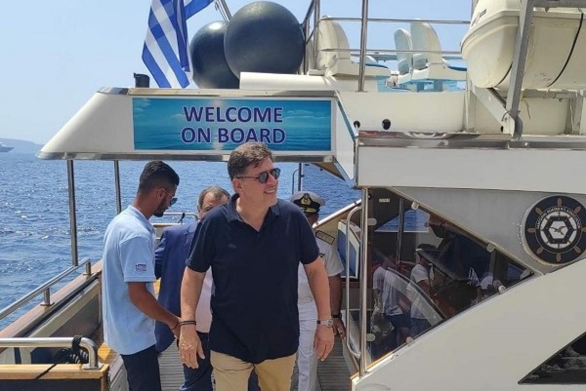 Επίσκεψη Βαρβιτσιώτη στην Σαντορίνη- «Πολλές οι δυσκολίες στα λιμάνια»