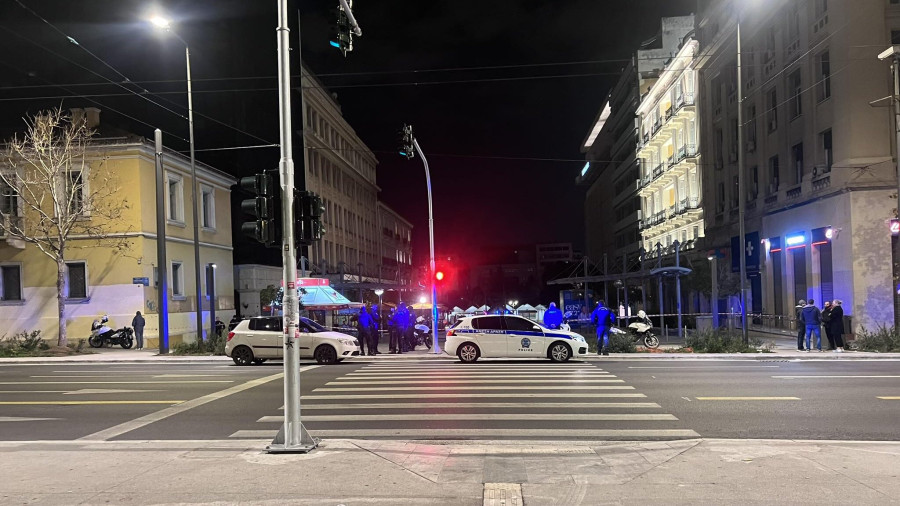 Εξερράγη βόμβα έξω από το Υπουργείο Εργασίας (video)