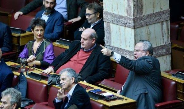 Αναδιάταξη πολιτικού σκηνικού: ο Δανέλλης άλλαξε θέση στην Βουλή