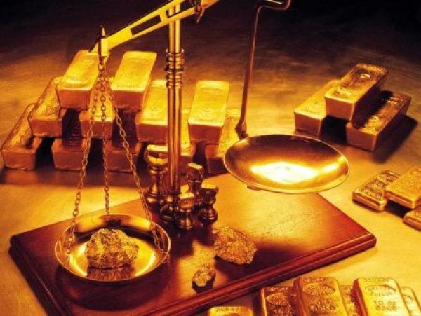 Σε χαμηλό δεκαετίας ο χρυσός – Πιέσεις από την άνοδο του δολαρίου