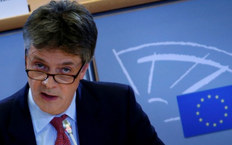 Ξεκίνησαν οι απώλειες: Παραιτήθηκε ο Βρετανός επίτροπος