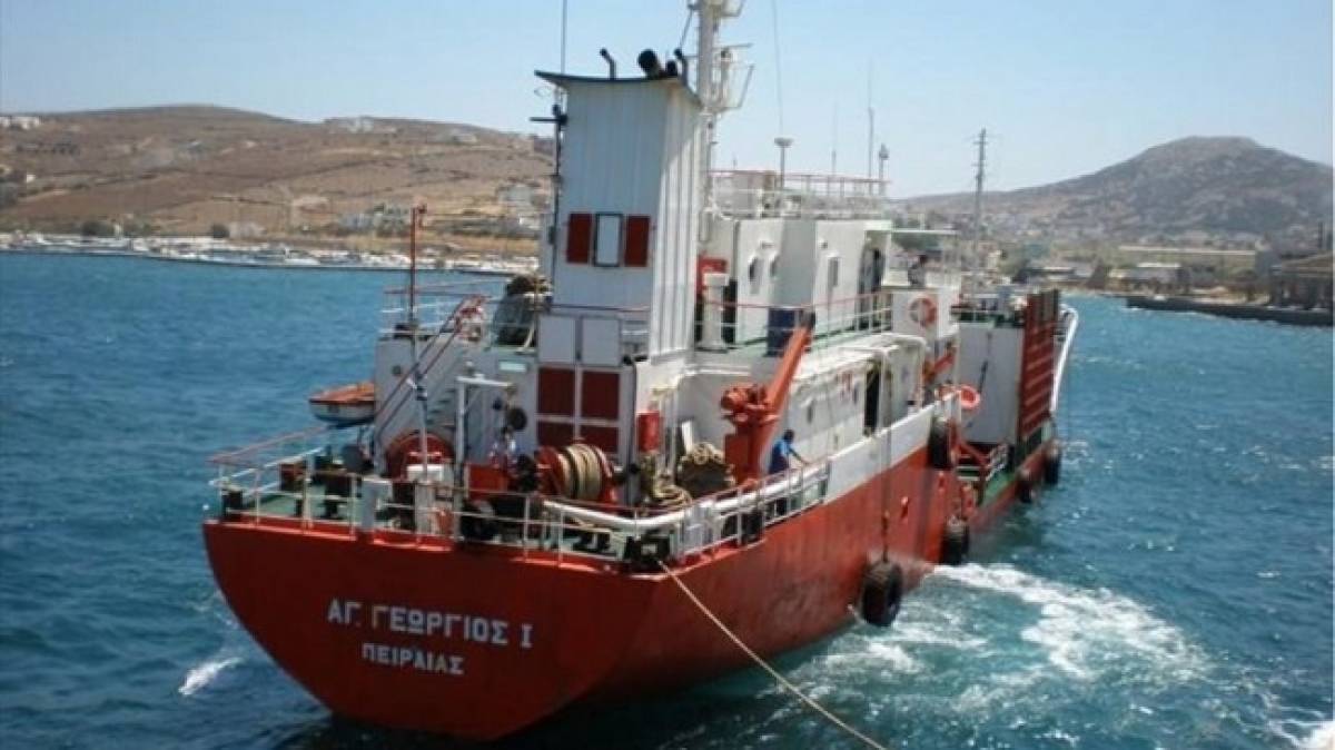 Σε εξέλιξη οι προσπάθειες αποκόλλησης του δεξαμενόπλοιου στην Άνδρο