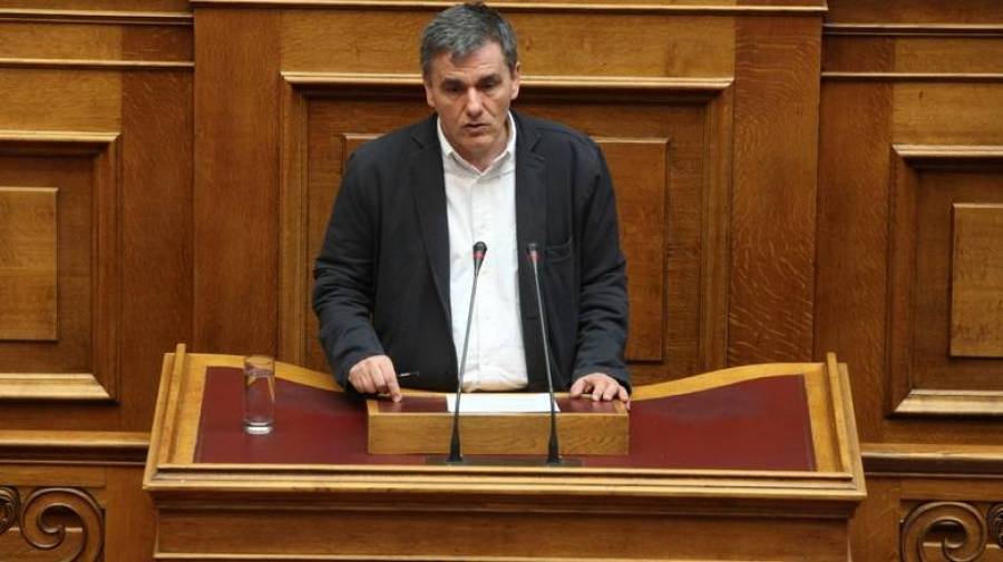 Είναι πράγματι δύσκολο να διαδέχεσαι τον Τσακαλώτο στο βήμα…