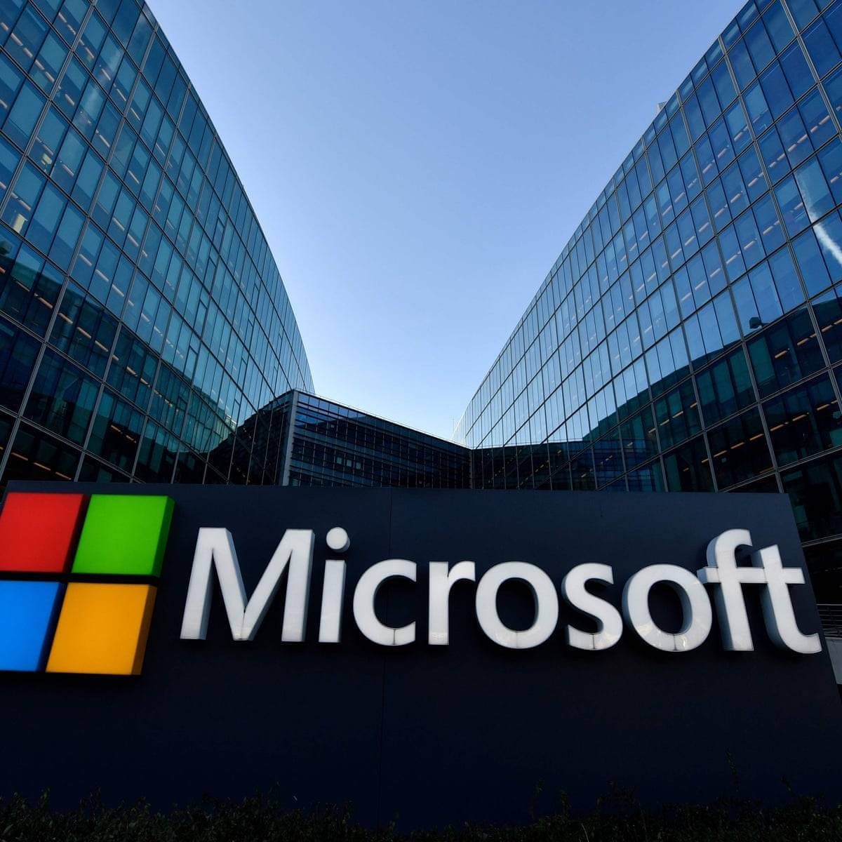 Microsoft: Στα $2 τρισ. η αξία-Παραμένει πίσω από την Apple