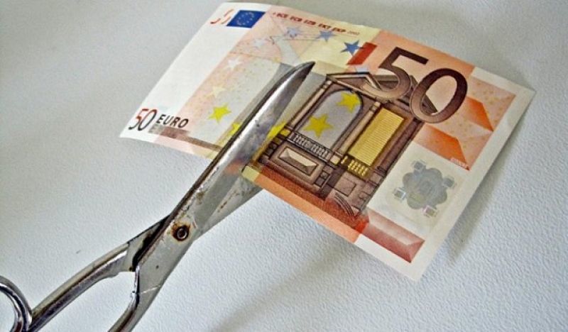Τρέχει για την αναδιάρθρωση χρέους η κυβέρνηση