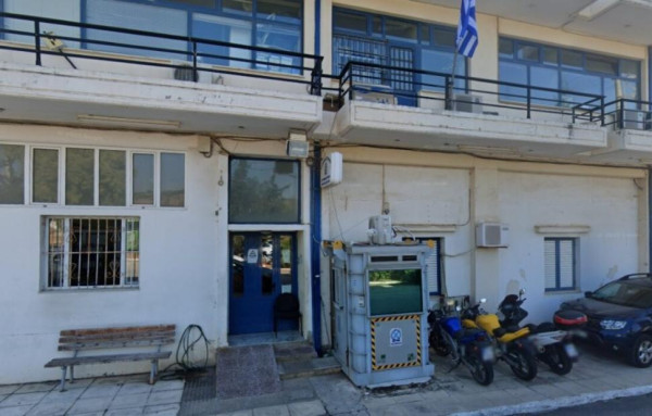 Μάνδρα: Άνδρας εισέβαλε στο αστυνομικό τμήμα με μαχαίρι – Τον πυροβόλησαν αφού τραυμάτισε έναν αστυνομικό