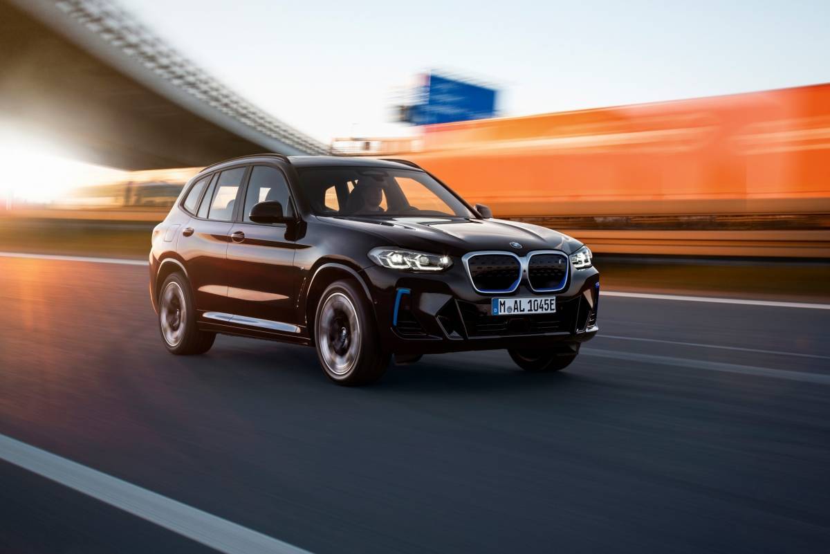 Η νέα BMW iX3 ανανεώνεται και προαναγγέλλει μία νέα εποχή ηλεκτρικής κινητικότητας, λανσάροντας την 5η γενιά BMW eDrive.