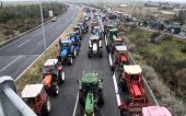 Κλιμακώνουν τις κινητοποιήσεις τους οι αγρότες